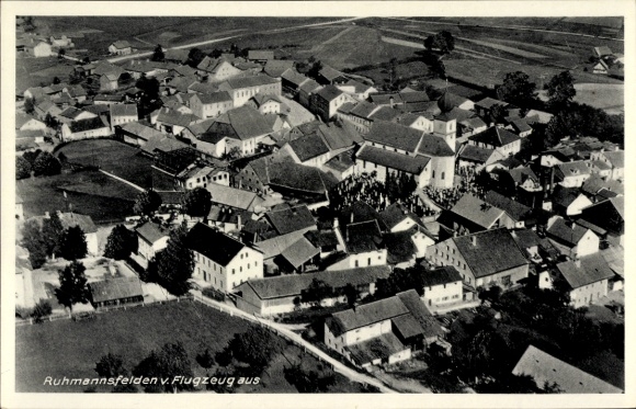 Postcard Ruhmannsfelden in the Bavarian Forest, aerial view of many houses, crowd, rural U