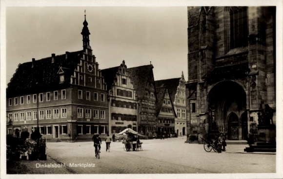 Ak Dinkelsbühl in Mittelfranken, Marktplatz in   Gebäude, Fahrradfahrer, Marktbude