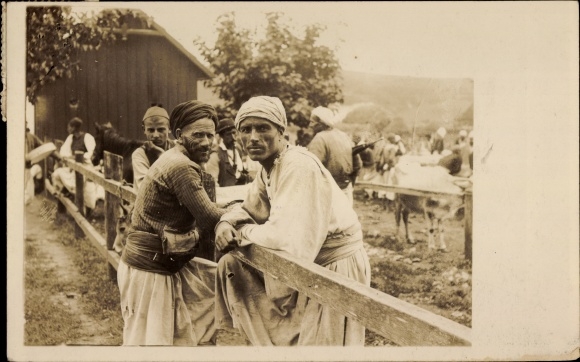 Photo Postcard Sarajevo Bosnia Herzegovina, men in traditional costumes