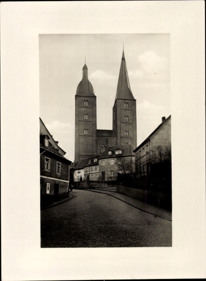 Foto Altenburg in Thüringen, Rote Spitzen, Kirchtürme, Straßenpartie