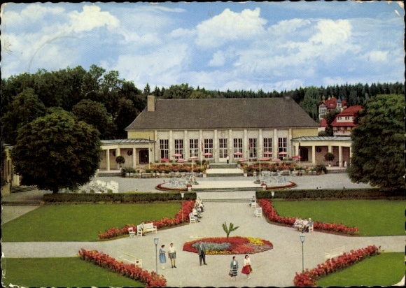 Ak Bad Dürkheim in der Pfalz, Gebäude mit Parkanlage, Besucher, Blumenbeete, Bäume, Himmel
