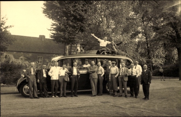 Photo Gladbeck in the Ruhr area Westphalia, Wittringen water castle, bus, passengers