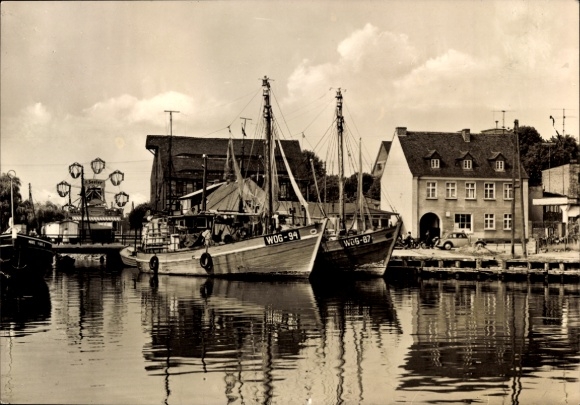 Ak Wolgast in Mecklenburg Vorpommern, Hafenansicht mit Booten WOG-94, WG-87, Gebäude, klare Refle