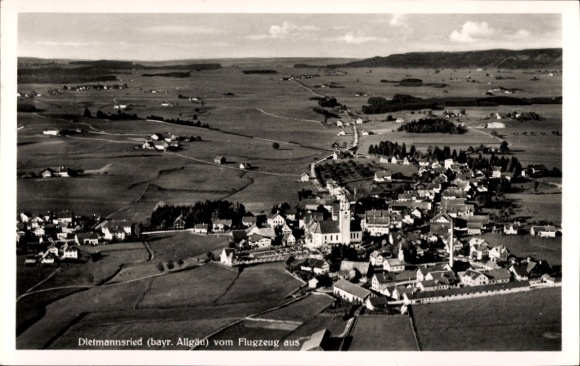 Ak Dietmannsried im Oberallgäu, Luftaufnahme von Dietmannsried, hübsche Landschaft, viele Gebäude