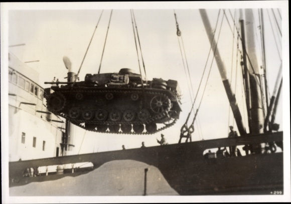 Photo Heinrich Hoffmann, Wehrmacht tanks are unloaded in Bizerte, supplies for troops in Tunis