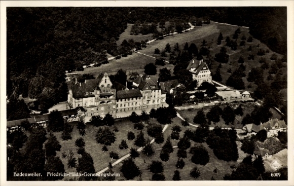 Ak Badenweiler im Schwarzwald, Luftaufnahme des Friedrich-Hilda-Genesungshelms, Parklandschaft, B