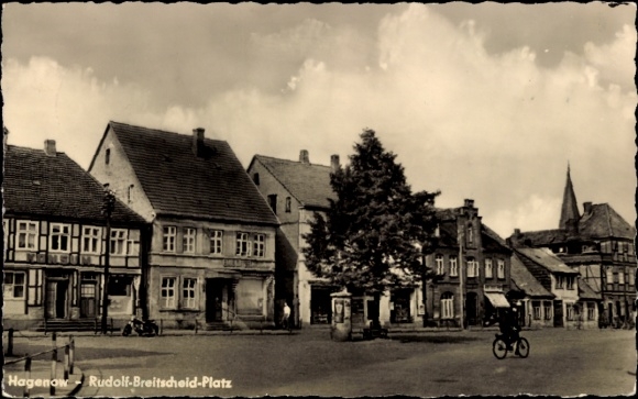 KP Hagenow w Meklemburgii, Rudolf-Breitscheid-Platz, domy, drzewa, ulica, rowerzyści