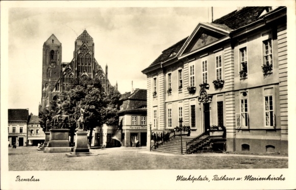 Postcard Prenzlau in the Uckermark, market, town hall, St. Mary's Church, statue