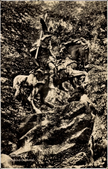 Ak Herford in Westfalen, Wehrhaftes Denkmal, Ritter auf Pferd, grüner Hintergrund,  Statue