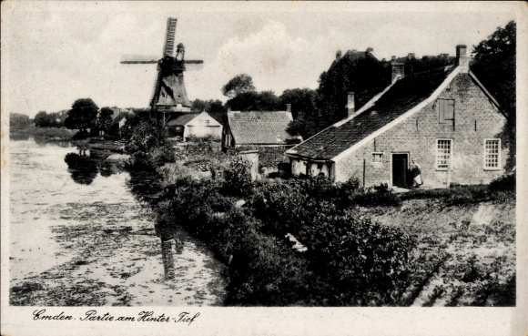 Ak Emden in Ostfriesland, Schwarz-Weiß-Bild, Mühle, Häuser, Wasser, Ufer