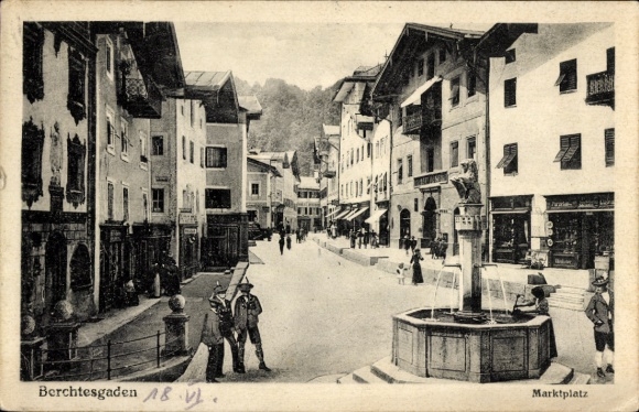Ak Berchtesgaden Oberbayern, Gotzenalm, Marktplatz,  Gebäude, Brunnen, Menschen, Schwarz-Weiß