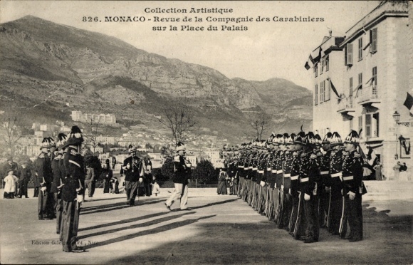 Postcard Monaco, Revue of the Carabiniers Company, Place du Palais