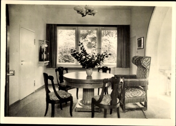 Ak Insel Hiddensee in der Ostsee, Esszimmer mit Tisch, Stühlen, großem Fenster, Blumenarrangement