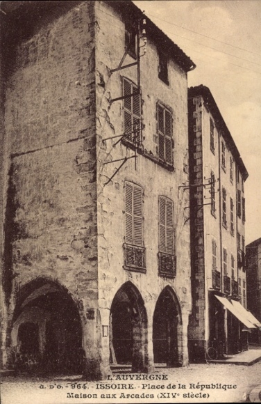 Postcard Issoire Puy de Dôme, Place de la République, Maison aux Arcades, many windows, 19th century