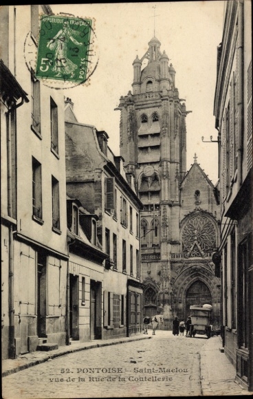 Ak Pontoise Val d'Oise, Einblick in die Rue de la Coutellerie, Kirche im Hintergrund,  Atmosphäre