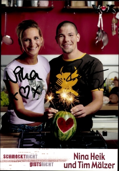 Postcard chef Tim Mälzer and Nina Heik, portrait, If it doesn't taste good, it doesn't exist, autograph
