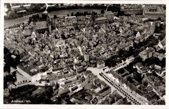Ak Ansbach in Mittelfranken Bayern, Luftaufnahme der Altstadt,  Gebäude, strukturierte Stadtlands