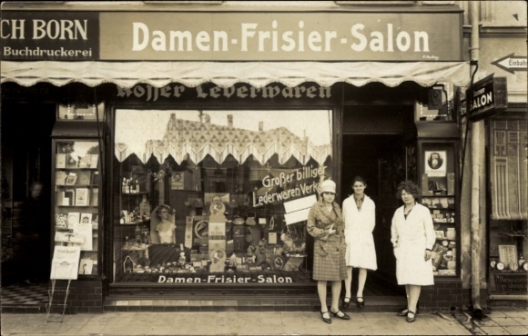 Foto Ak Damen-Frisier-Salon, Drei Frauen, Lederwaren-Geschäft