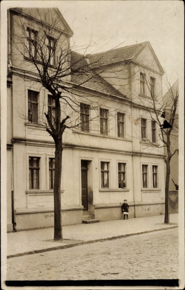 Photo Postcard Berlin Reinickendorf Waidmannslust ?, child in front of a residential building