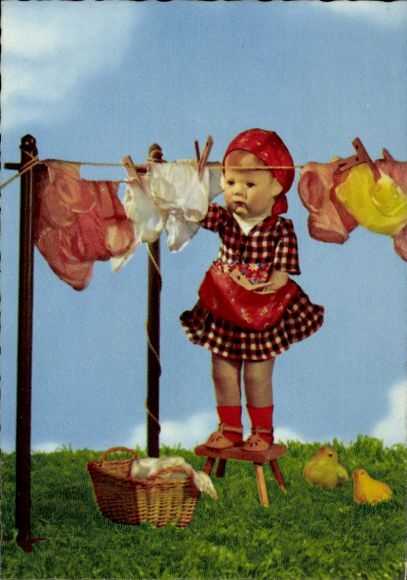 Ak Käthe Kruse-Puppe hängt Wäsche auf, Küken