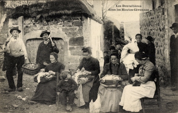Postcard Les Dentellieres in the Hautes-Cévennes