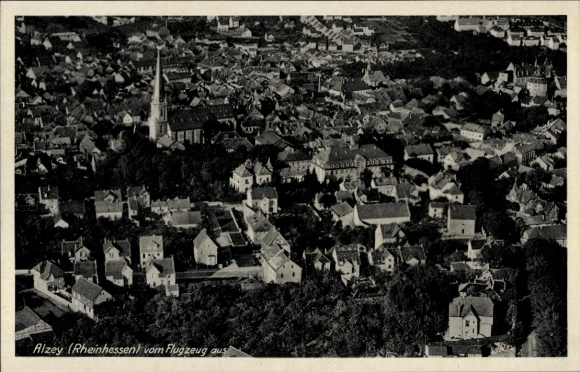 Postcard Alzey in Rheinhessen, aerial view of many houses, church, landscape