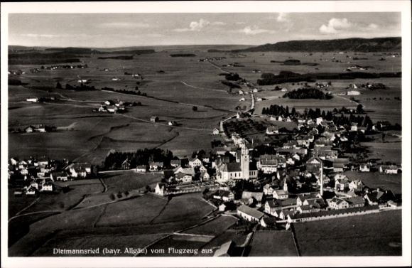 Ak Dietmannsried im Oberallgäu, Luftaufnahme von Dietmannsried, ländliche Landschaft, Fotograf: F