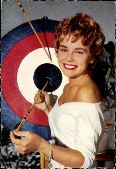 Collector's card actress Susanne Cramer, portrait, target, arrows, The Laughing Vagabond
