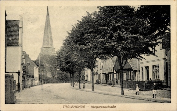 Ak Travemünde Lübeck Sleeswijk-Holstein, De Kurgartenstraße met kerk