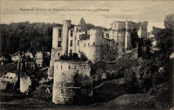 Postcard Beaufort Beaufort Luxembourg, ruins of the Château de Beaufort, Grand-Duché de Luxembourg