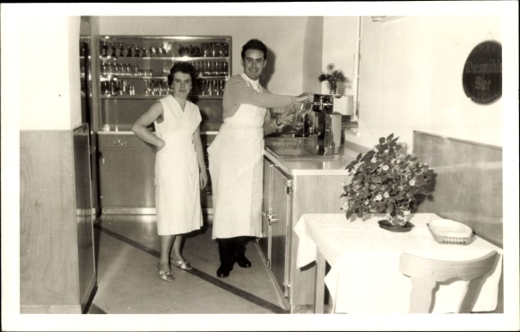 Photo Postcard Wiesmühl on the Alz Engelsberg in Upper Bavaria, innkeeper with his wife