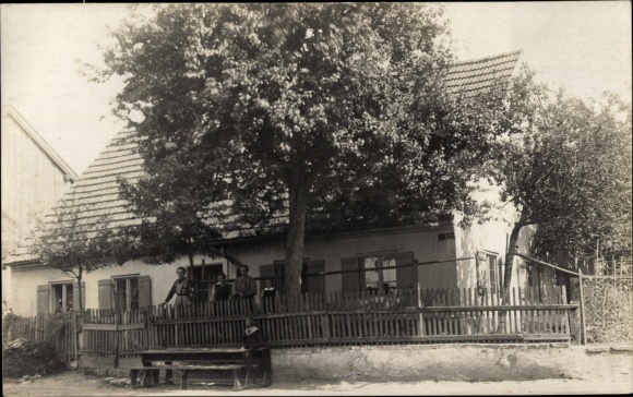 foto Ak Selb in het Fichtelgebirge Opper-Franken, huis, bank, boom