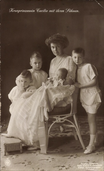 Ak Kronprinzessin Cecilie von Preußen mit Kindern