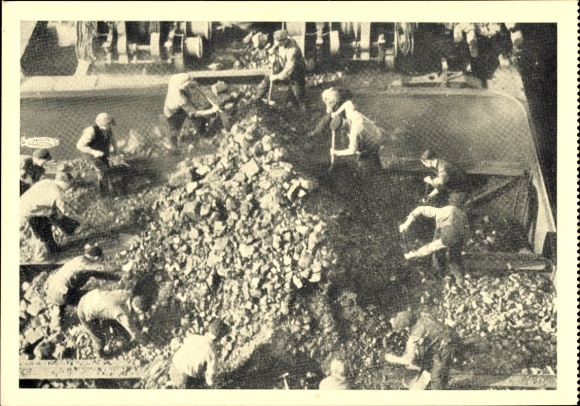 foto stoomschip Julius Hugo Stinnes, bezig met het afwerken van de kolenlading
