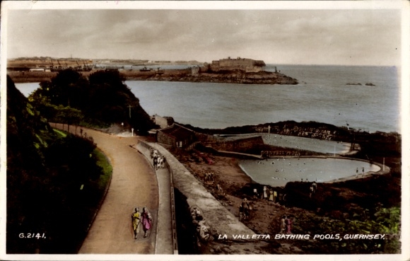 Ak Saint Peter Port Guernsey Kanalinseln, Badebecken, Küstenlandschaft, Spaziergänger, Guernsey