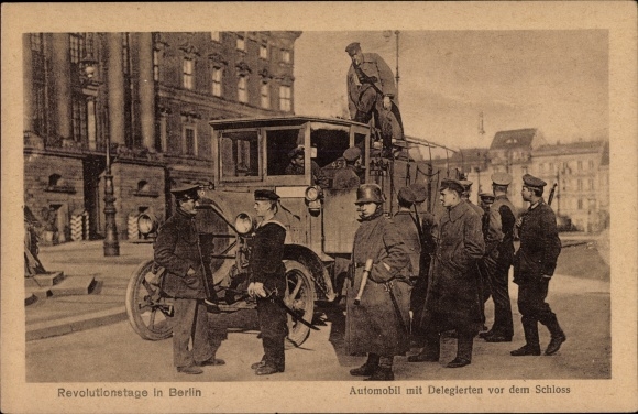 Ak Revolutionstage, Automobil mit Delegierten vor dem Schloss, Berlin