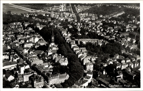 Ak Gießen an der Lahn Hessen, Luftaufnahme von  viele Häuser, Kirche, Grünflächen