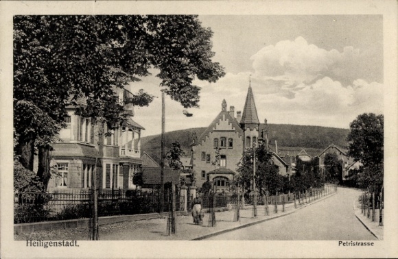 KP Heilbad Heiligenstadt Eichsfeld Turyngia, architektura historyczna, Petristrasse, drzewa, chmura