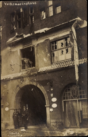 Foto Ak Kiel, Kapp-Lüttwitz-Putsch 1920, Zerstörtes Volksmarinehaus,Straßenkämpfe,Regierungssoldaten
