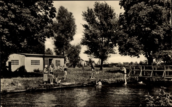 Ak Gommern Jerichower Land, Badeanstalt, Schwimmer, Bäume, Wasser, Gebäude