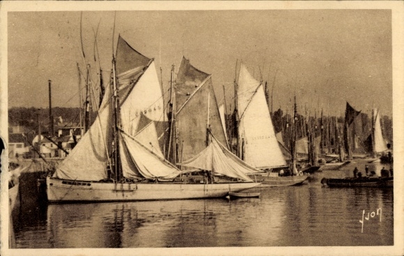 PC Concarneau Finistère, fishing boats in the harbor