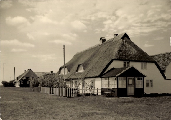 Ak Neuendorf auf der Insel Hiddensee, Rietdachhaus