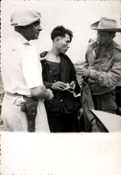 Photo Foreign Legion, Vietnam, officer interrogating a prisoner