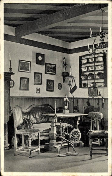 Postcard Schneeberg Neustädtel Saxony, Hutzenstube, spinning wheel, plate