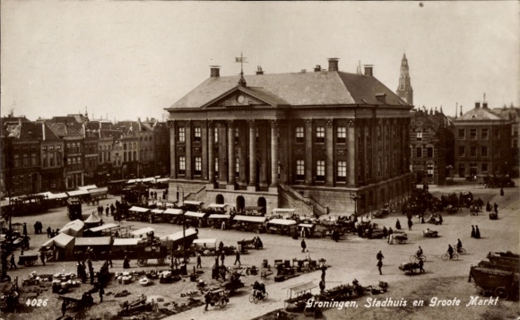 Ak Groningen Nederland, Stadhuis en Groote Markt, architectuur, marktkramen, mensen
