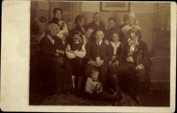 10 old PC portraits of families, various views
