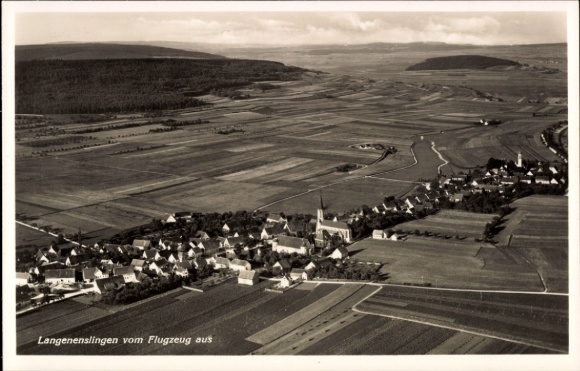 Ak Langenenslingen Baden Württemberg, Luftaufnahme von  Felder, Häuser, Kirche