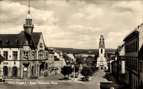 Ak Adorf im Vogtland, Ernst-Thälmann-Platz, Stadtansicht, historische Gebäude