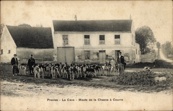 Ak Presles Val d'Oise, Hundegruppe, Jäger, Häuser, ländliche Umgebung