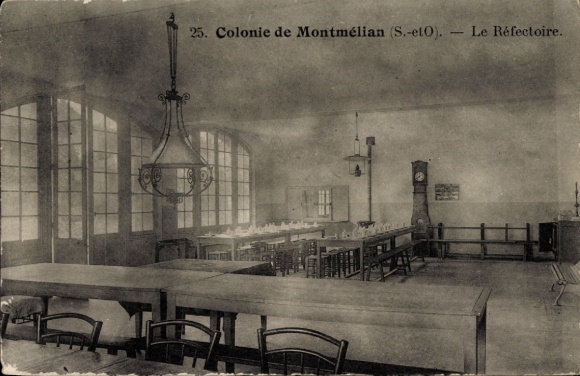 Ak Montmelian Savoie, eetkamer, grote tafels, stoelen, lampen, klok